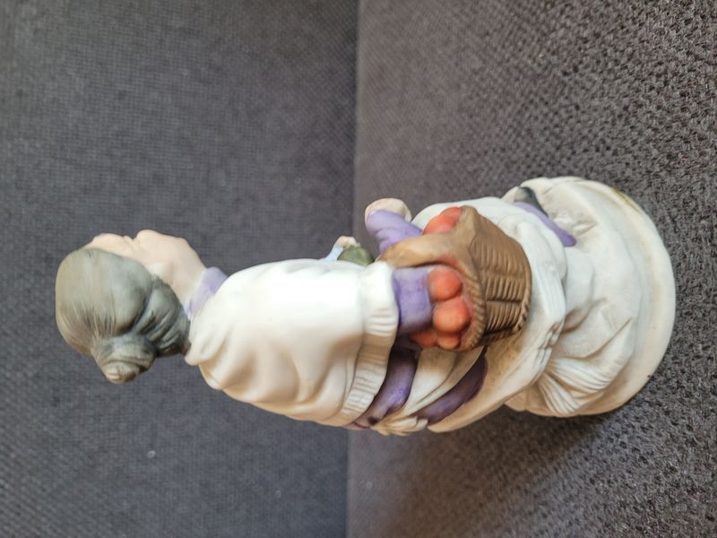 Figura vintage de cer&aacute;mica Ardco &laquo;Mujer mayor con cesta de frutas&raquo; Jap&oacute;n
