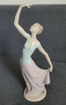 Фарфоровая фигурка NAO by Lladr&oacute; &laquo;The Dance Is Over Lady&raquo; Special Edition №1204 1204 фото