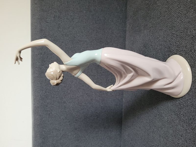 NAO by Lladr&oacute; Porcelain Figurine &ldquo;The Dance Is Over Lady&rdquo; Special Edition No. 1204