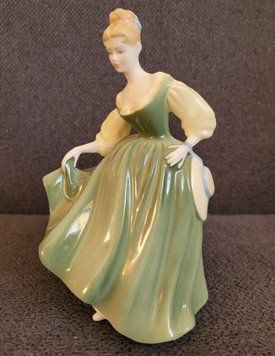 Porcelain Figurine "Fair Lady" &mdash; Royal Doulton, HN 2193