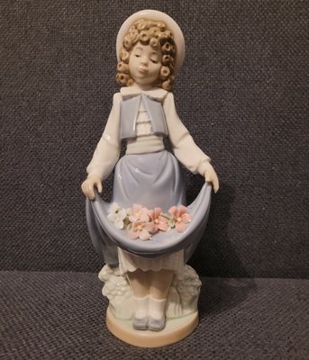 Nao By Lladro Flowers In Skirt 1986