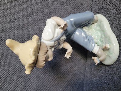 NAO by Lladro Fi&uacute; madarakkal porcel&aacute;n figura 1988
