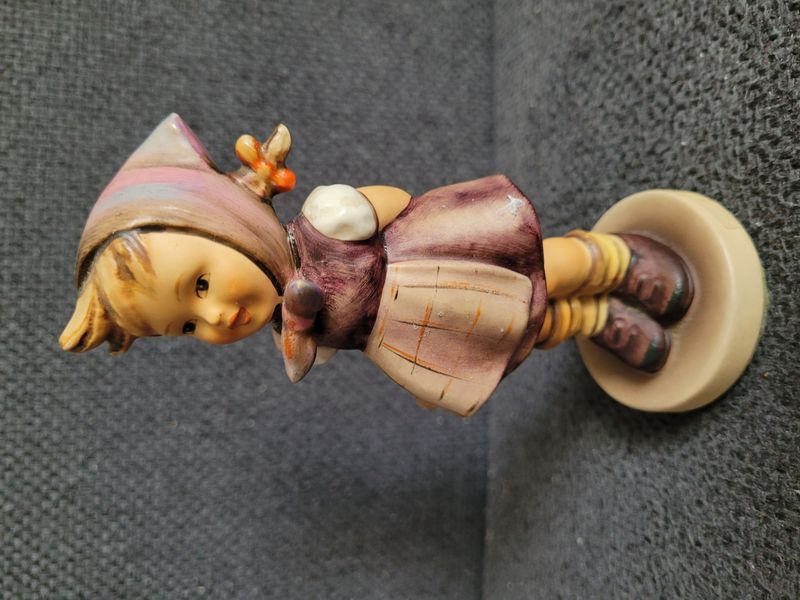 Vintage porcel&aacute;nov&aacute; figurka Hummel by Goebel &bdquo;Which Hand&ldquo;, Německo