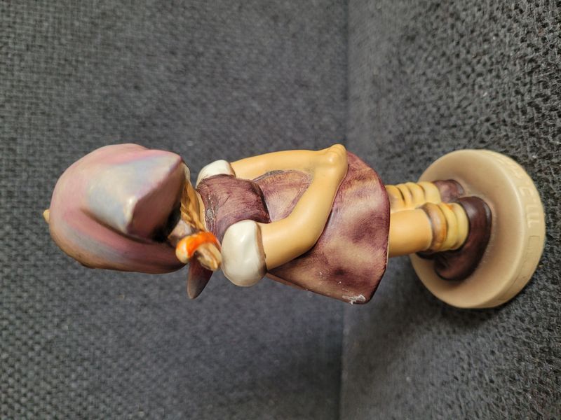 Vintage porcel&aacute;nov&aacute; figurka Hummel by Goebel &bdquo;Which Hand&ldquo;, Německo