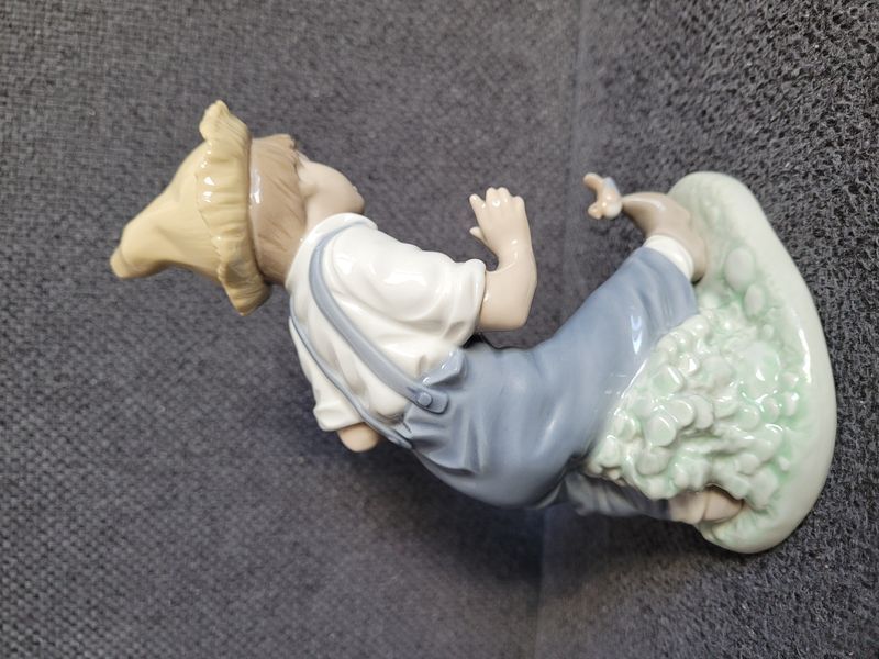 NAO by Lladro Fi&uacute; madarakkal porcel&aacute;n figura 1988