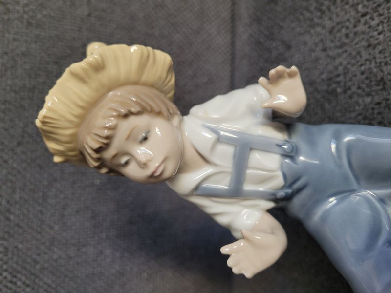 NAO by Lladro Fi&uacute; madarakkal porcel&aacute;n figura 1988