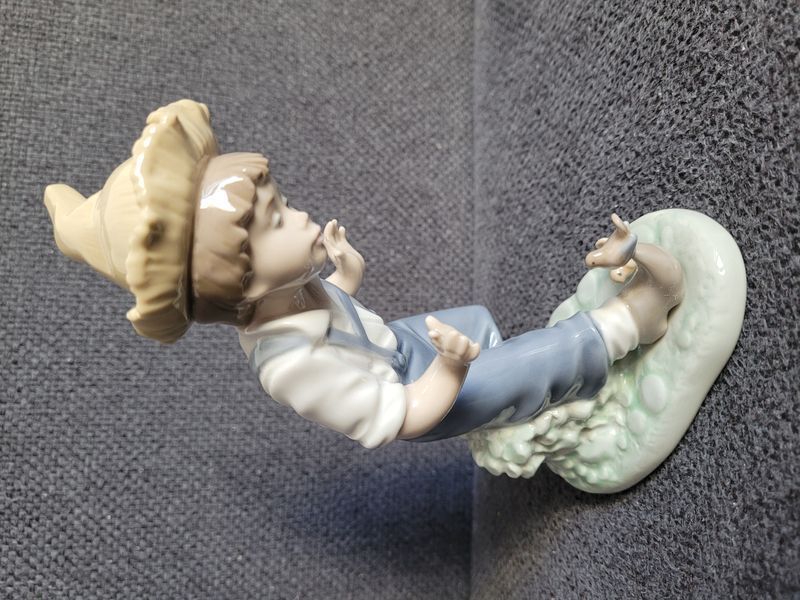 NAO by Lladro Fi&uacute; madarakkal porcel&aacute;n figura 1988
