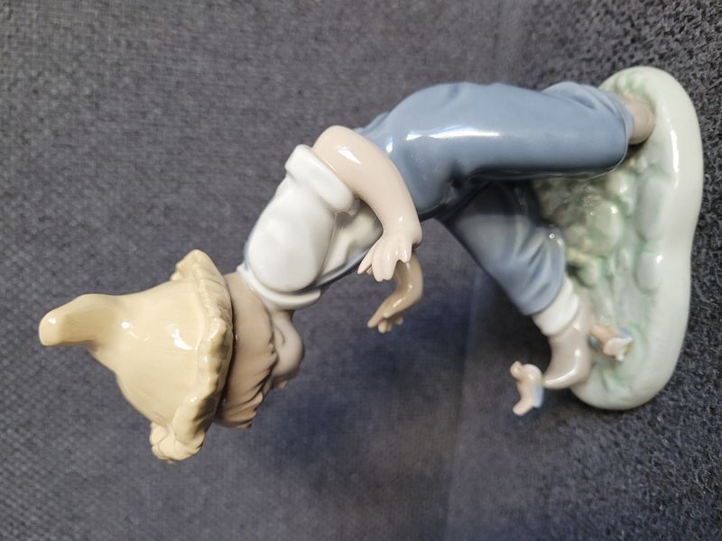 NAO by Lladro Fi&uacute; madarakkal porcel&aacute;n figura 1988