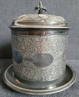 Antique magnificent silver-plated box for cookies or biscuits toed barrel the Victorian era.