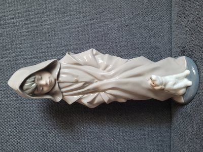 NAO by Lladro Csukly&aacute;s szerzetesi k&ouml;penyes fi&uacute; kuty&aacute;val porcel&aacute;n figura 1982