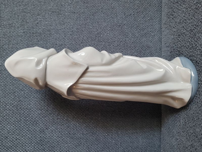 NAO by Lladro Chłopiec w kapturowym płaszczu mnicha z psem figurka porcelanowa 1982