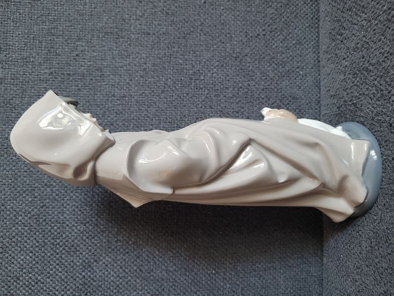 NAO by Lladro Chłopiec w kapturowym płaszczu mnicha z psem figurka porcelanowa 1982
