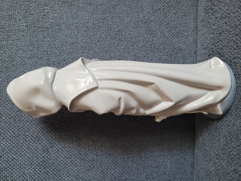 NAO by Lladro Chłopiec w kapturowym płaszczu mnicha z psem figurka porcelanowa 1982