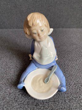 Nao by Lladro "I Am Full" | 1992&ndash;2004 | Porcel&aacute;n | &Scaron;panělsko