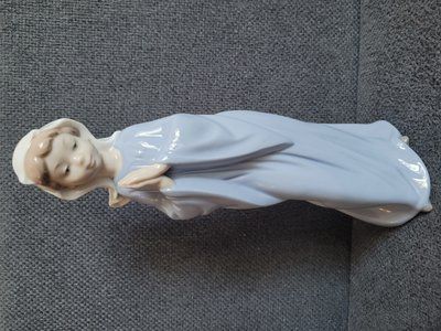 NAO by Lladro Im&aacute;dkoz&oacute; l&aacute;ny kendőben porcel&aacute;n figura Spanyolorsz&aacute;g
