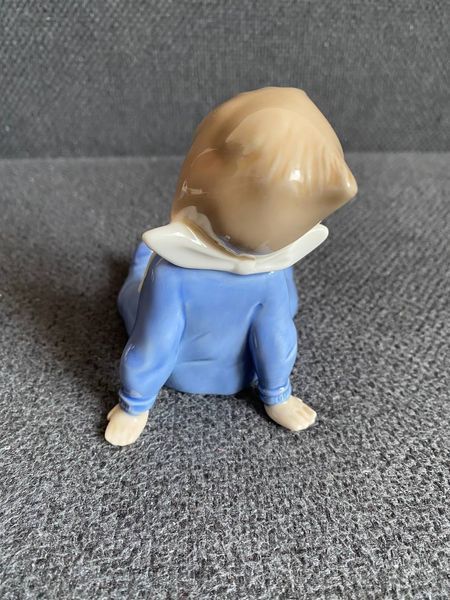 Nao by Lladro "I Am Full" | 1992&ndash;2004 | Porcelain | Spain