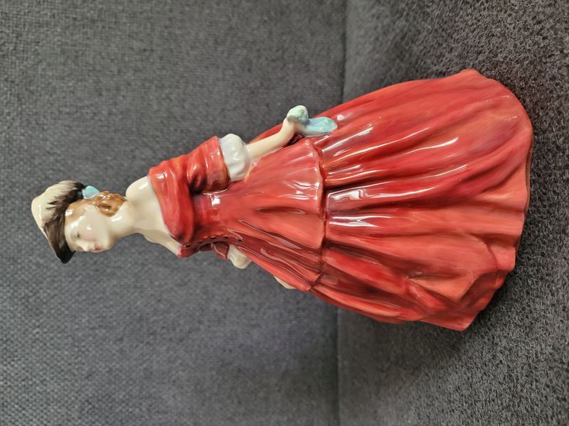 Vintage Royal Doulton Figurine "vivienne" HN 2073