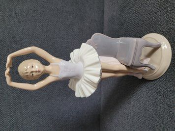 Leonardo Collection Balerina sz&eacute;kkel gyűjtői figura Egyes&uuml;lt Kir&aacute;lys&aacute;g