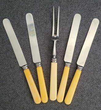 Vintage set of 4 knives+ serving fork