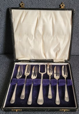 Vintage fruit forks 6 pieces + 1 serving fork in the original case