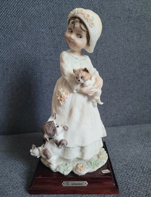 Giuseppe Armani's Capodimonte Figurine "Girl with a dog and a kitten"