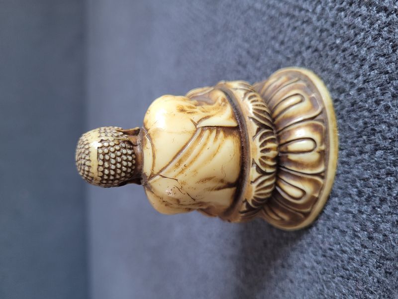 Figura vintage de Buda en celuloide &ldquo;Buda en oraci&oacute;n&rdquo;