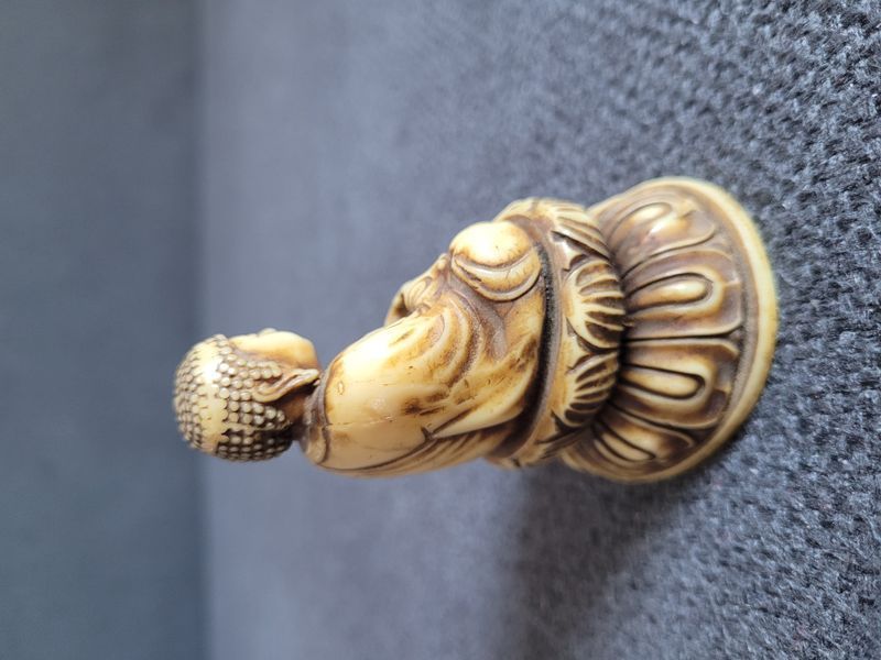 Figura vintage de Buda en celuloide &ldquo;Buda en oraci&oacute;n&rdquo;