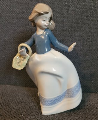 Nao By Lladro "Girl with a Basket" 1095