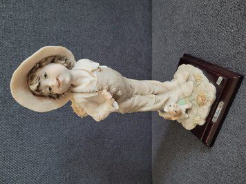 Ceramiczna figurka Giuseppe Armani &bdquo;Chłopiec z kotkiem i koszem kwiat&oacute;w&rdquo;, Włochy, 1986
