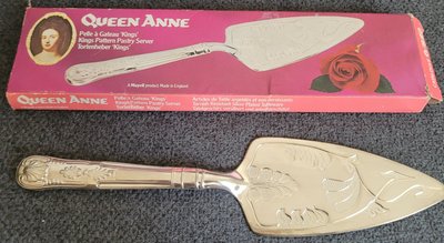 A very elegant silver-plated Queen Anne  cake spatula