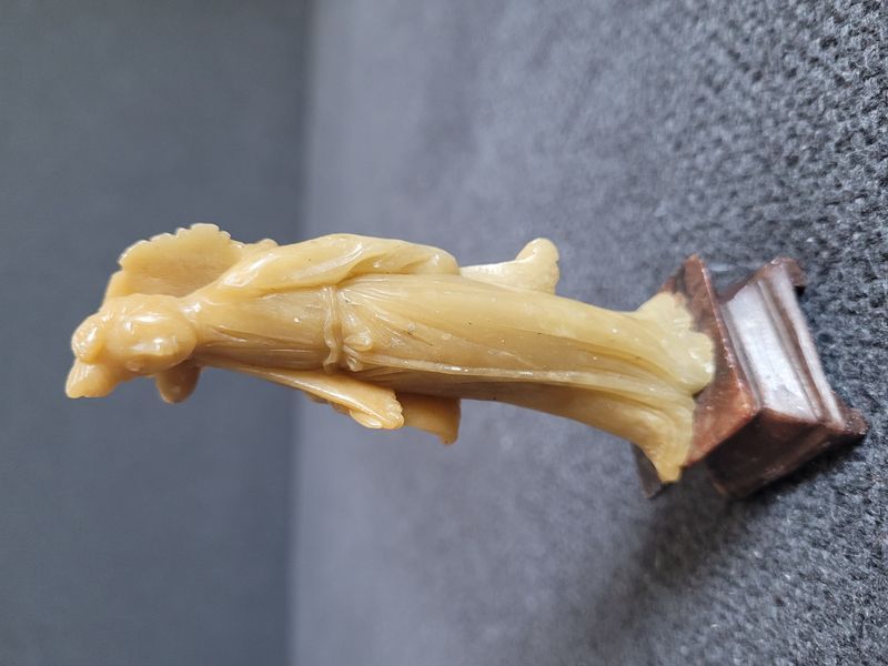 Antyczna chińska figurka z kamienia soapstone &bdquo;Dziewczyna z kwiatem&rdquo;