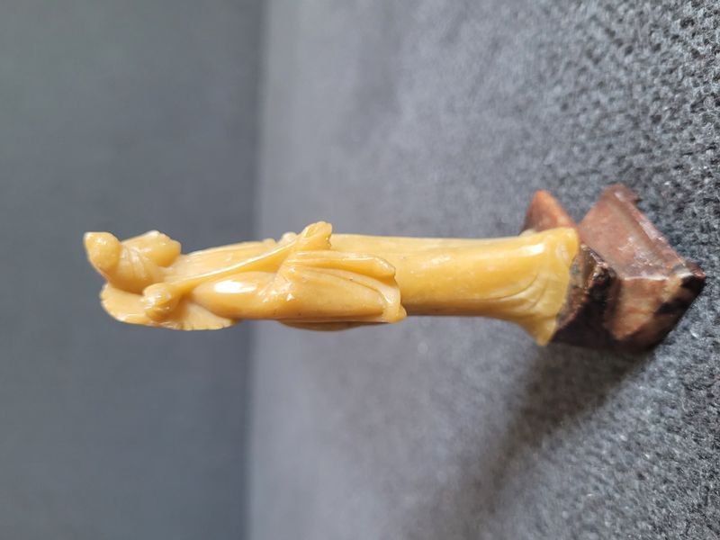 Antyczna chińska figurka z kamienia soapstone &bdquo;Dziewczyna z kwiatem&rdquo;