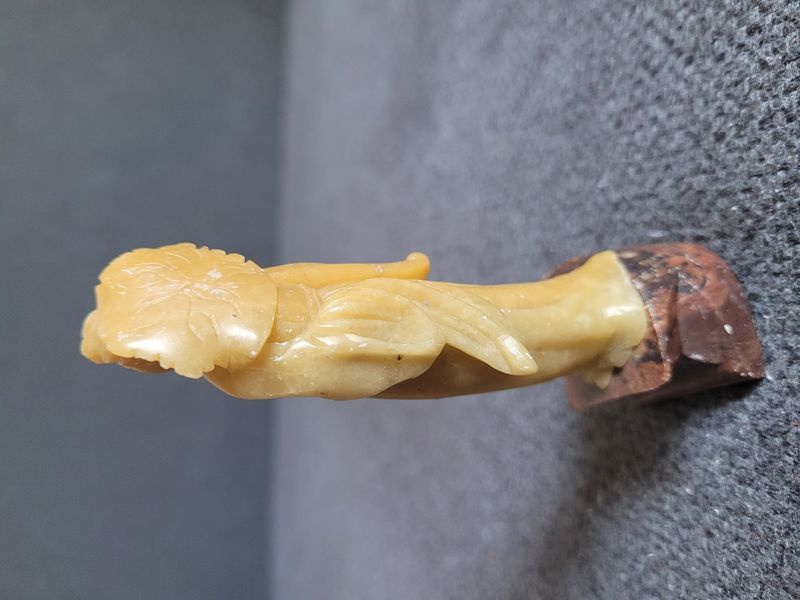 Antyczna chińska figurka z kamienia soapstone &bdquo;Dziewczyna z kwiatem&rdquo;