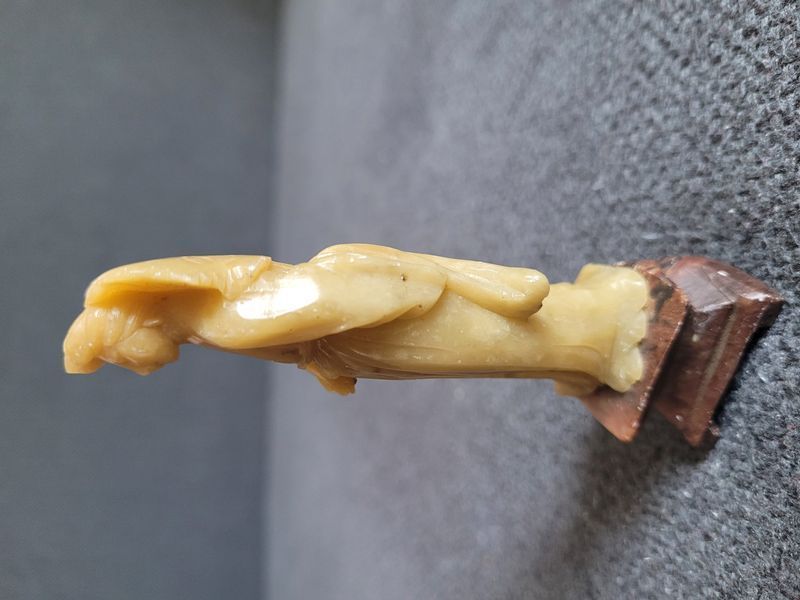 Antyczna chińska figurka z kamienia soapstone &bdquo;Dziewczyna z kwiatem&rdquo;