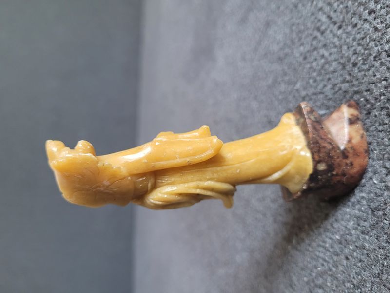 Antyczna chińska figurka z kamienia soapstone &bdquo;Dziewczyna z kwiatem&rdquo;