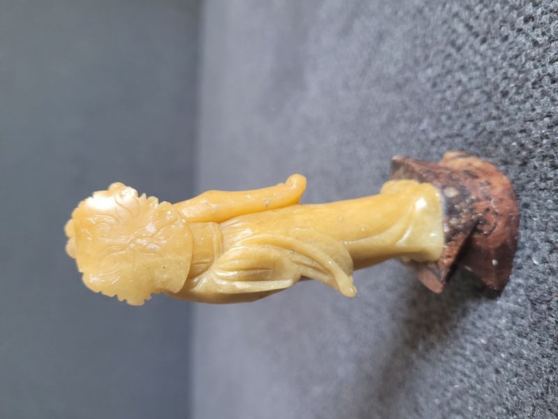 Antyczna chińska figurka z kamienia soapstone &bdquo;Dziewczyna z kwiatem&rdquo;