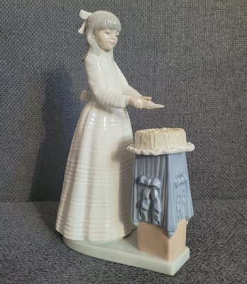 Nao By Lladro"A Girl Cutting A Cake" 1071