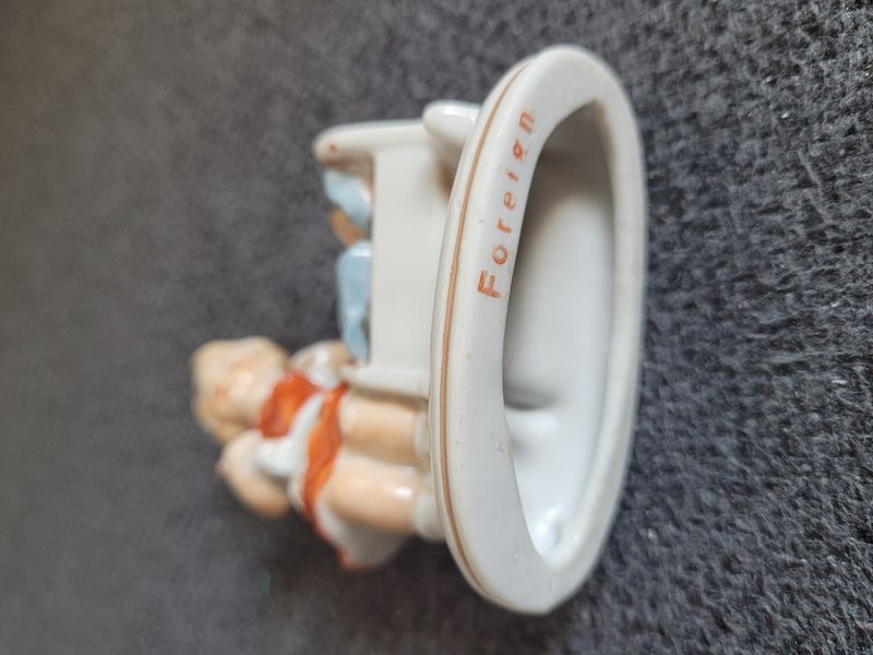 Figura porcelana vintage Grafenthal &ldquo;Ni&ntilde;a alimentando a su mu&ntilde;eca&rdquo;