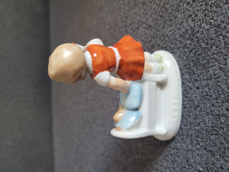 Figura porcelana vintage Grafenthal &ldquo;Ni&ntilde;a alimentando a su mu&ntilde;eca&rdquo;