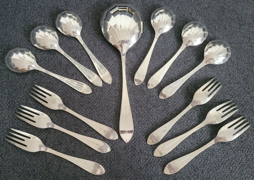 A set Goldsmiths & Silversmiths Co Ltd of antique silver-plated spoons with a large serving spoon