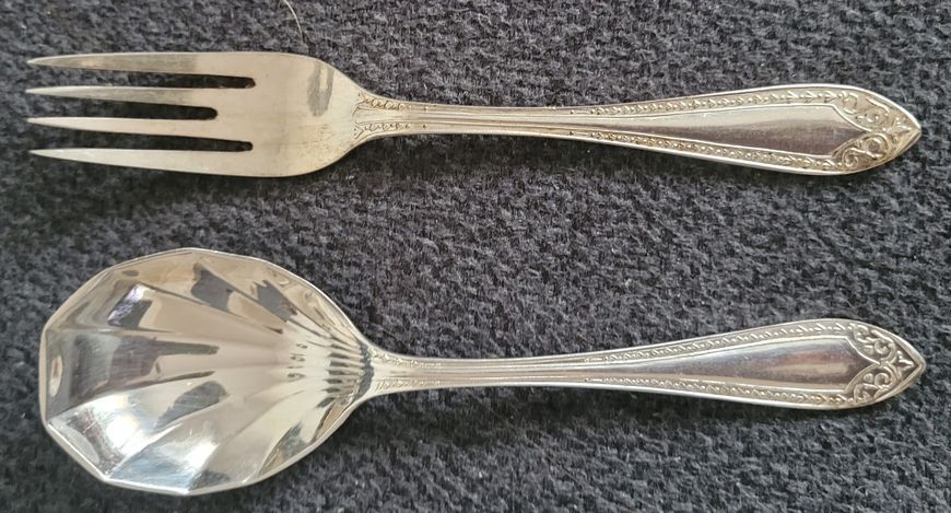 A set Goldsmiths & Silversmiths Co Ltd of antique silver-plated spoons with a large serving spoon
