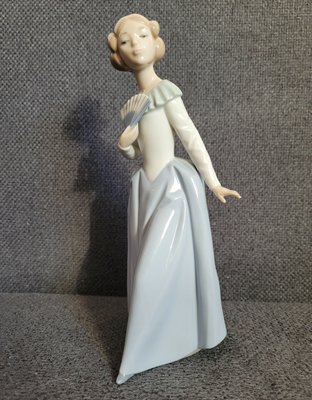 Nao By Lladro "lady with fan" -1983