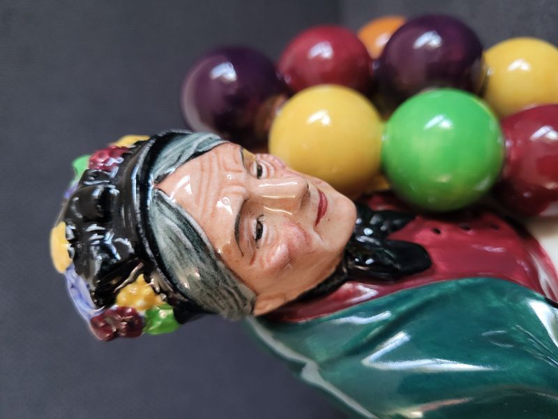 &bdquo;The Old Balloon Seller&rdquo; porcel&aacute;nfigura &mdash; Royal Doulton, HN1315