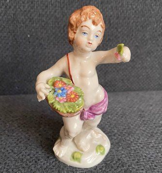 Anjel s ko&scaron;&iacute;kom kvetov &ndash; Sandizell Hoffner & Co Dresden | Porcel&aacute;n | Nemecko, 1970&ndash;1979