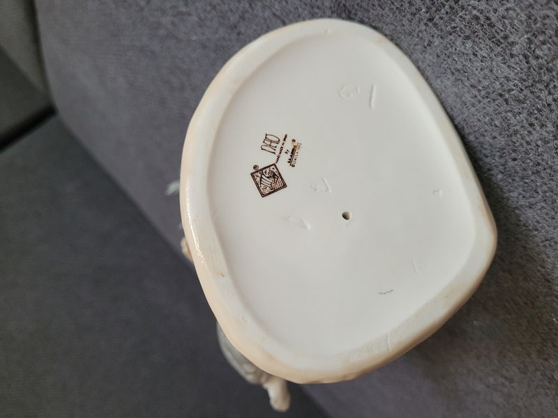Porcel&aacute;nov&aacute; fig&uacute;rka NAO by Lladr&oacute; &bdquo;Water For My Goat&ldquo; 1983 Dievča s kozliatkom