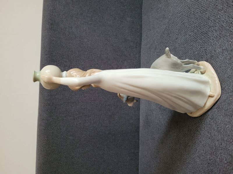 Porcel&aacute;nov&aacute; fig&uacute;rka NAO by Lladr&oacute; &bdquo;Water For My Goat&ldquo; 1983 Dievča s kozliatkom