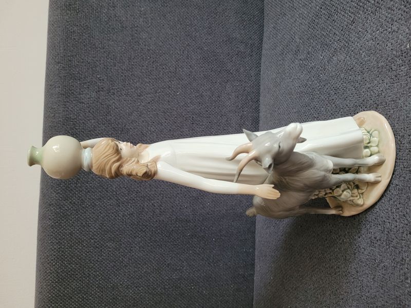 Porcel&aacute;nov&aacute; fig&uacute;rka NAO by Lladr&oacute; &bdquo;Water For My Goat&ldquo; 1983 Dievča s kozliatkom