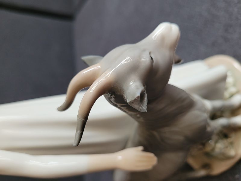 Porcel&aacute;nov&aacute; fig&uacute;rka NAO by Lladr&oacute; &bdquo;Water For My Goat&ldquo; 1983 Dievča s kozliatkom