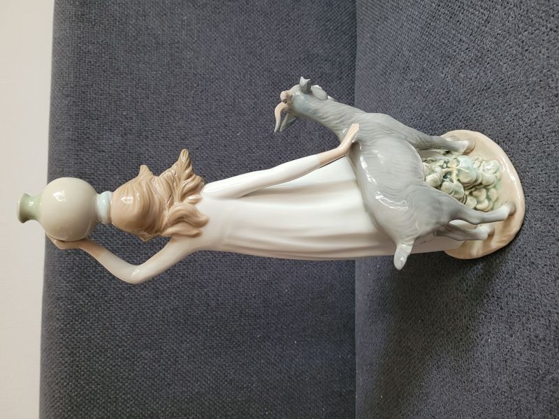 Porcel&aacute;nov&aacute; fig&uacute;rka NAO by Lladr&oacute; &bdquo;Water For My Goat&ldquo; 1983 Dievča s kozliatkom