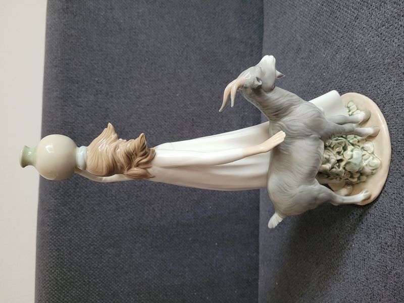 Porcel&aacute;nov&aacute; fig&uacute;rka NAO by Lladr&oacute; &bdquo;Water For My Goat&ldquo; 1983 Dievča s kozliatkom